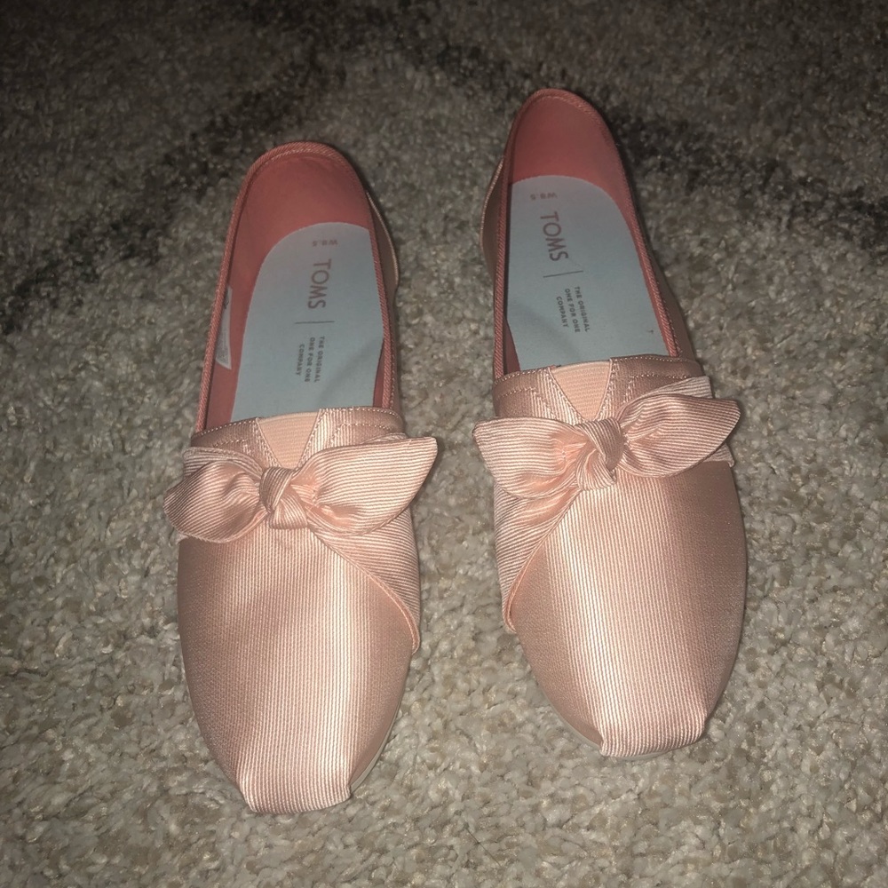 NWT Toms sz. 8.5 pink satin slides